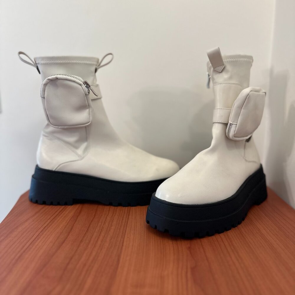 NWOT Public Desire Women’s White Platform Boots With Ankle Storage Pouches 8W